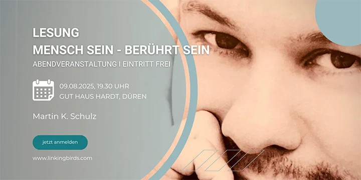 Nahaufnahme des Gesichts eines Mannes mit Text auf Deutsch: „Lesung Mensch Sein – Berührt Sein. Abendveranstaltung | Eintritt Frei. 09.08.2025, 19.30 Uhr, Gut Haus Hardt, Düren. Martin K. Schulz.“ Auf einem Button steht „jetzt anmelden“.